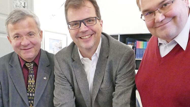 Bürgermeister Christian Lange stellte mit Horst Gehringer (links) und Thomas Steger (rechts) das neue Faltblatt "Bamberger Friedhofsweg" vor. Foto: Marion Krüger-Hundrup