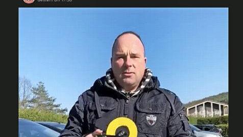 Der Bubenreuther Kommandant Heinrich Herzog stellt neues Equipment vor und testet den Weg der digitalen Schulung.  Foto: Screenshot