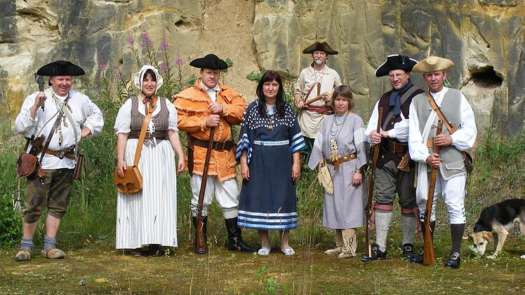 Authentisch von Kopf bis Fu&szlig;: Peter Hoja (Zweiter von rechts) und weitere Mitglieder des Historischen Westernclubs Lichtenfels posieren in originalgetreuen Monturen aus der amerikanischen Revolutionszeit. Aktuell steht das Vereinsleben coronabedingt still - das Bild entstand vor der Pandemie.  Foto: Historischer Westernverein Lichtenfels