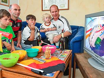 Das wünschen sich viele: die Fußballspiele gemeinsam zu Hause anzuschauen.
