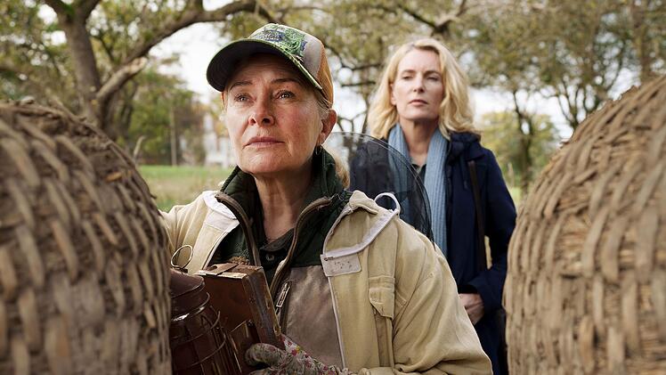 Charlotte Lindholm (Maria Furtwängler, rechts) will von Biohof-Inhaberin und Honig-Produzentin Marlies Feldhusen (Lina Wendel) wissen, was auf dem Hof so hinter den Kulissen läuft.