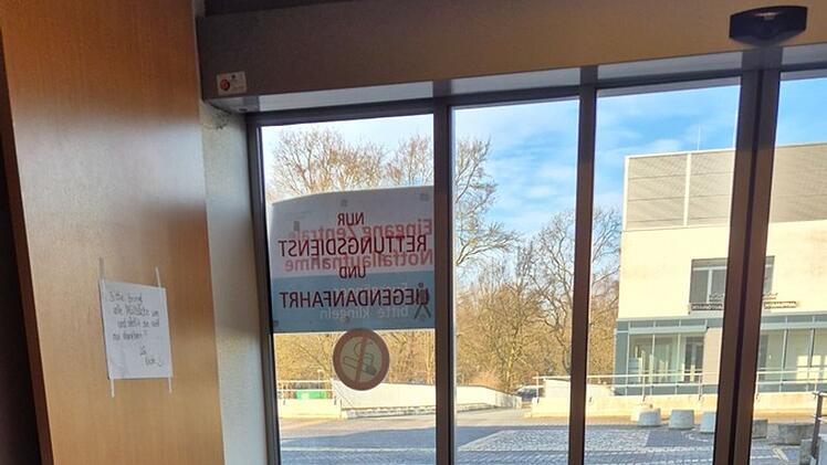 Verletzter Kormoran pickt gegen T&uuml;r von Notaufnahme