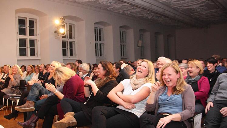 Da Publikum in Münnerstadt hat sichtlich Spaß mit der Aumeier.