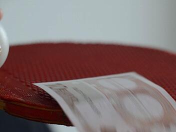 Ein Teil der im Tischtennis-Sport anfallenden Ordnungsgebühren dient künftig der Verbands-Finanzierung. Zu Lasten der Kreise. Doch so viel Geld ist es nicht, dass den heimischen Vereinen quasi vom Schläger fällt. Foto: Jürgen Schmitt