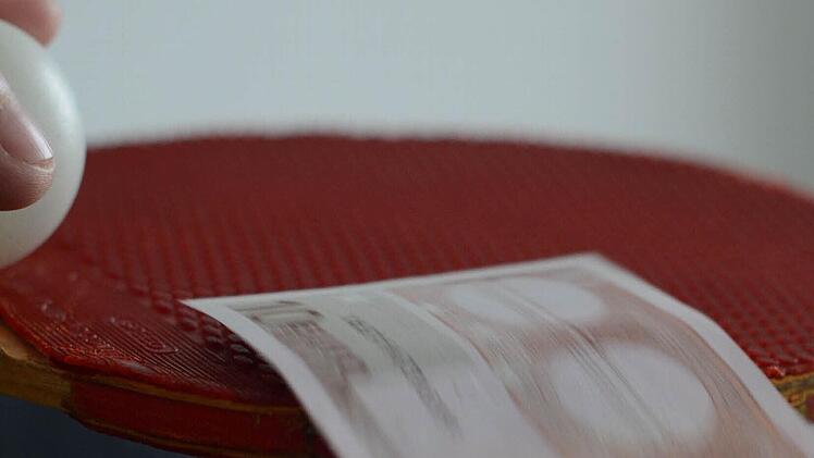 Ein Teil der im Tischtennis-Sport anfallenden Ordnungsgebühren dient künftig der Verbands-Finanzierung. Zu Lasten der Kreise. Doch so viel Geld ist es nicht, dass den heimischen Vereinen quasi vom Schläger fällt. Foto: Jürgen Schmitt