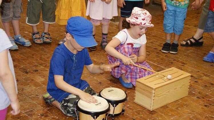 Samuel an den Bongos und Laeticia an einer der neuen Schlitztrommeln zeigten den angehenden Schreinern, wie sie sich freuen. Foto: sw