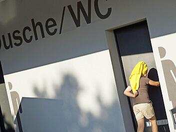 Die zwei Warmwasser-Brausen, je eine für Männer und Frauen, reichen den Badegästen nicht. Fotos: Arkadius Guzy