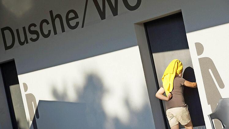 Die zwei Warmwasser-Brausen, je eine für Männer und Frauen, reichen den Badegästen nicht. Fotos: Arkadius Guzy