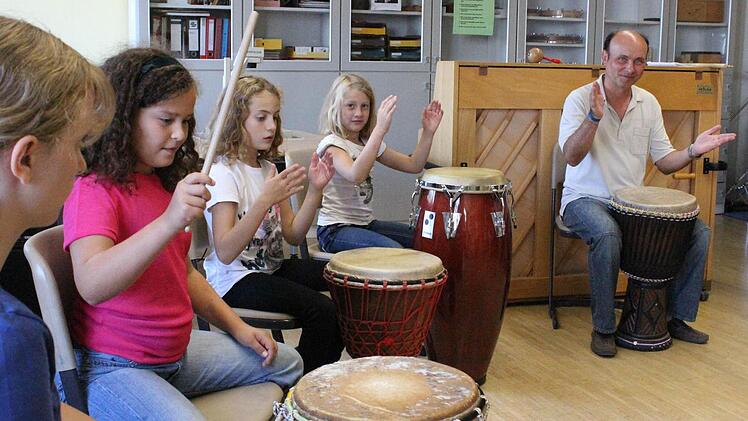 Konzentriert bei der Sache: Sandra, Alexa, Sophia, Susanna und Musikschullehrer Roman Krawtschenko.