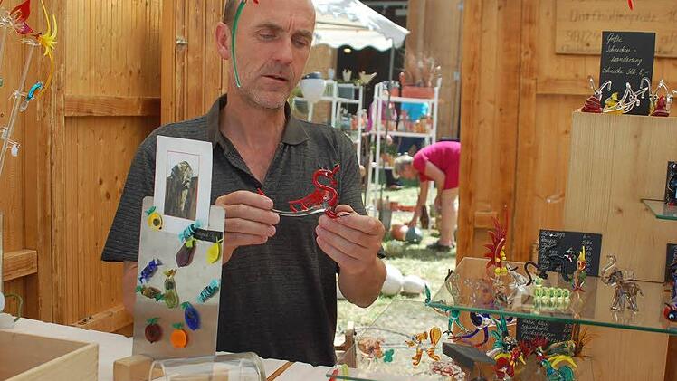 Aus Glasstäben formt Uwe Altermann mit seiner Frau Heidi die filigranen Vögel, Elefanten und Drachen. Foto: Sophia Arnold