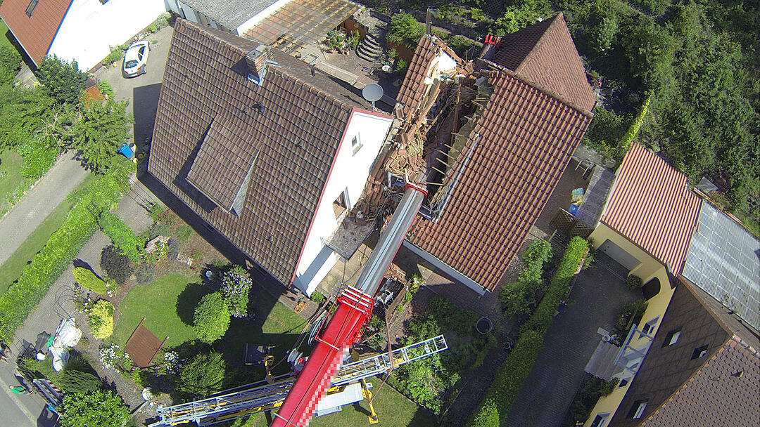 Kran stürzt auf Wohnhaus