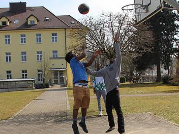 Basketball zu spielen, macht ihnen Spaß (von links): Yared, Sounkar Cisse und Mohamed. Fotos: Helke Renner