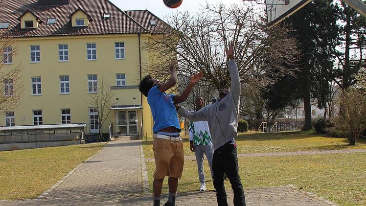 Basketball zu spielen, macht ihnen Spaß (von links): Yared, Sounkar Cisse und Mohamed. Fotos: Helke Renner