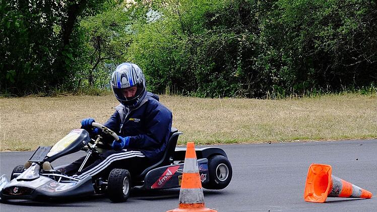 Philipp Hofmann fährt mit dem Kart durch den mit Pylonen gesetzten Kurs.  Foto: Gerd Schaar
