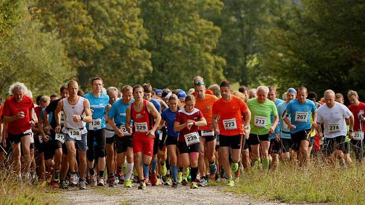 Und los geht's: Die Teilnehmer des Hauptlaufs gehen auf die Strecke.