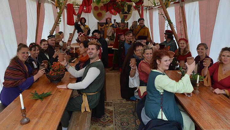 Eine zünftige Runde trifft sich im Zelt. Foto: Peter Rauch
