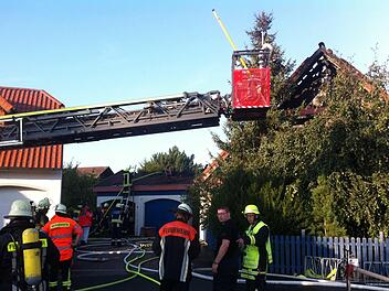 Insgesamt 26 Einsätze notierte die Elfershausener Wehr im verflossenen Jahr, darunter ein Dachstuhlbrand im Ort (Foto).  Fotos: Winfried Ehling