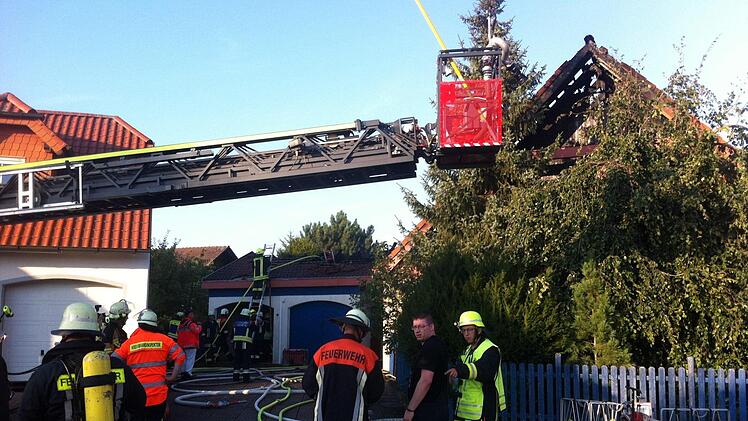 Insgesamt 26 Einsätze notierte die Elfershausener Wehr im verflossenen Jahr, darunter ein Dachstuhlbrand im Ort (Foto).  Fotos: Winfried Ehling