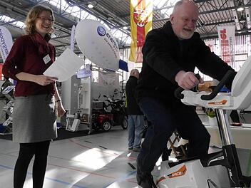 Eva Braksiek, Managerin der Interkommunalen Allianz Oberes Werntal und Niederwerrns Vizebürgermeister Thomas Wohlfahrt beim Energie-Test auf der Energiemesse im vergangenen Jahr. Archivfoto: Uwe Eichler
