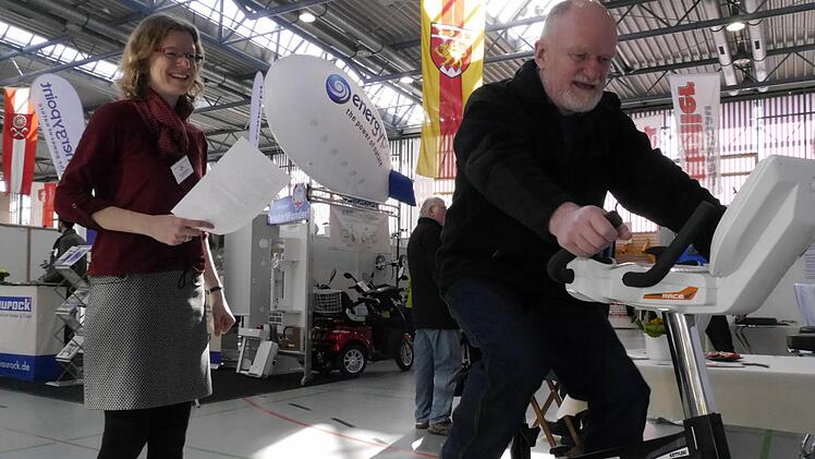 Eva Braksiek, Managerin der Interkommunalen Allianz Oberes Werntal und Niederwerrns Vizebürgermeister Thomas Wohlfahrt beim Energie-Test auf der Energiemesse im vergangenen Jahr. Archivfoto: Uwe Eichler