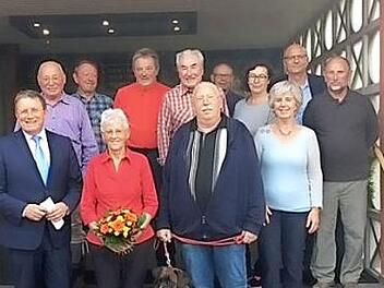 OB Henry Schramm gratuliert Heidi Meisel, Alfred Haase und Renate Kruschinsky, die bei allen Wanderungen dabei waren (vorne, von links). Dahinter (von links) Horst Terwart, Friedhelm Bosch, G&uuml;nther Goller, Wilfried Fuchs, Heinz R&ouml;der, Lore M&uuml;ller, Helmut V&ouml;lkl, und Robert Hirschmann . Foto: privat