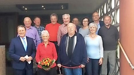 OB Henry Schramm gratuliert Heidi Meisel, Alfred Haase und Renate Kruschinsky, die bei allen Wanderungen dabei waren (vorne, von links). Dahinter (von links) Horst Terwart, Friedhelm Bosch, G&uuml;nther Goller, Wilfried Fuchs, Heinz R&ouml;der, Lore M&uuml;ller, Helmut V&ouml;lkl, und Robert Hirschmann . Foto: privat