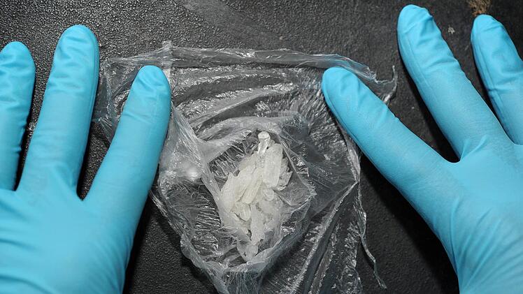 Als eine Frau mit ihren zwei Begleitern beim Amtsgericht erscheint, stellen die Beamten bei allen drei Personen einen Besitz von Drogen fest. Symbolfoto: Stephanie Pilick/dpa