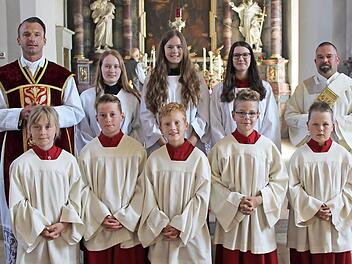 Pfarrer Tobias Fuchs verabschiedete mit herzlichen Dankesworten Johanna Beck, Sophia Katzenberger, Luisa Brischke und Diakon Jochen Lauterwald und begrüßte als neue Ministranten Marie Schmitt, Oskar Barthel, Linus Back, Benedikt Ledermann und Felix Denner. Es fehlt Julia Wehner.  Foto: Manfred Mellenthin