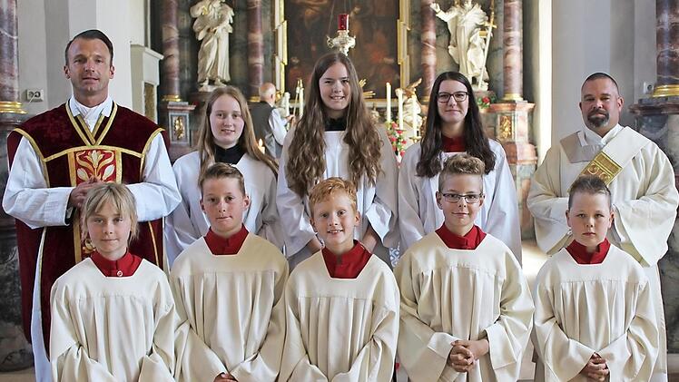 Pfarrer Tobias Fuchs verabschiedete mit herzlichen Dankesworten Johanna Beck, Sophia Katzenberger, Luisa Brischke und Diakon Jochen Lauterwald und begrüßte als neue Ministranten Marie Schmitt, Oskar Barthel, Linus Back, Benedikt Ledermann und Felix Denner. Es fehlt Julia Wehner.  Foto: Manfred Mellenthin
