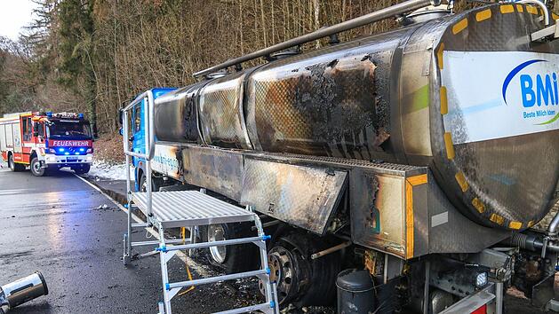 Erst fing der hintere Reifen des Milchlasters an zu brennen. Foto: News5/Merzbach