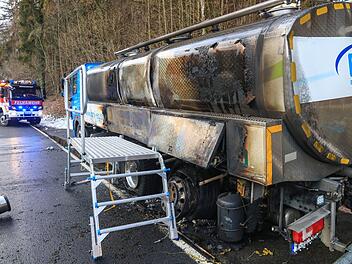 Erst fing der hintere Reifen des Milchlasters an zu brennen. Foto: News5/Merzbach