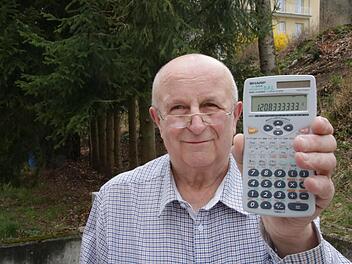 Franz Gebhart hat mit dem Taschenrechner nachgerechnet, wie sehr Unterfranken aus seiner Sicht bei der Landtagswahl benachteiligt wurde und wer alles in den Landtag einziehen müsste, wenn das mittelfränkische Ergebnis auf alle Bezirke angewandt würde.  Foto: Ralf Ruppert