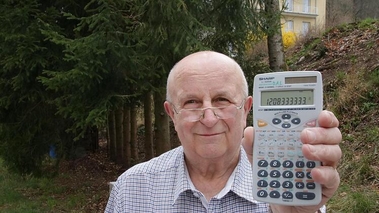 Franz Gebhart hat mit dem Taschenrechner nachgerechnet, wie sehr Unterfranken aus seiner Sicht bei der Landtagswahl benachteiligt wurde und wer alles in den Landtag einziehen müsste, wenn das mittelfränkische Ergebnis auf alle Bezirke angewandt würde.  Foto: Ralf Ruppert