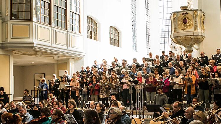 Der Deutsche Ärztechor und das Deutsche Ärzteorchester proben unter der musikalischen Leitung von Alexander Mottok für ihr Benefizkonzert, das am Samstag in derMorizkirche stattfindet.Foto: Jochen Berger