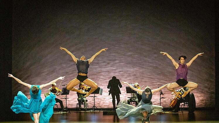 "Together alone": Szene aus Mark McClains Choreographie im Rahmen eines dreiteiligen Ballettabend am Landestheater Coburg.Foto. Pedro Malinowski