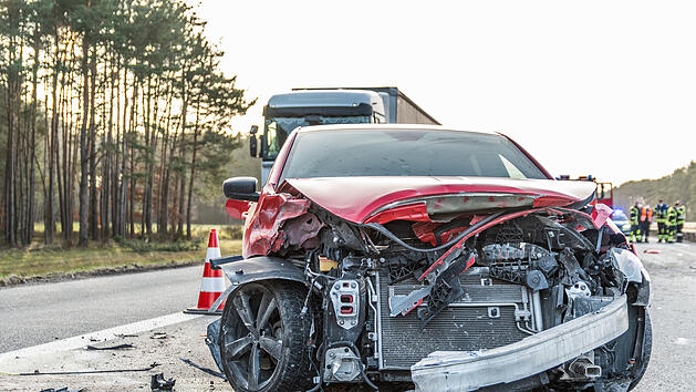 Auto zieht plötzlich auf rechte Spur: Nachfolgendes Fahrzeug kollidiert mit Leitplanke