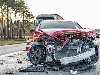 Auto zieht pl&ouml;tzlich auf rechte Spur: Nachfolgendes Fahrzeug kollidiert mit Leitplanke