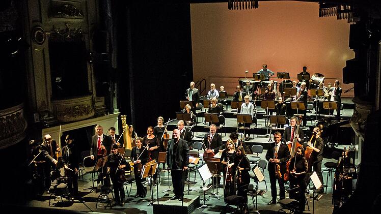Junge Talente beeindruckten beim Mitmachkonzert im Landestheater Coburg. Unter der Leitung von Wolfgang Lischke musizierten sie gemeinsam mit den Profis des Philharmonischen Orchesters.Foto: Jochen Berger