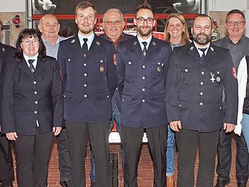 Kommandantenwahl erfolgreich abgehalten: Kommandant Benedikt Zurek (vorne 3. v. l.) und sein Stellvertreter Florian Hellmuth (re. daneben) im Kreis ihrer Kameraden und Zweiter B&uuml;rgermeisterin Sabine Rie&szlig;ner (hinten, 3. v. r.), Kreisbrandinspektor ...