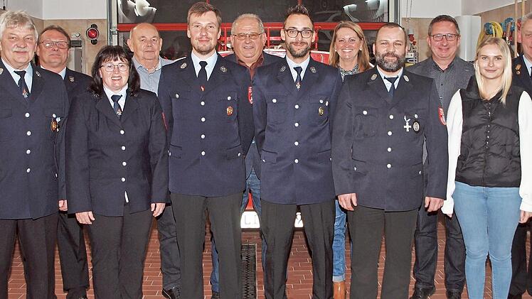 Kommandantenwahl erfolgreich abgehalten: Kommandant Benedikt Zurek (vorne 3. v. l.) und sein Stellvertreter Florian Hellmuth (re. daneben) im Kreis ihrer Kameraden und Zweiter B&uuml;rgermeisterin Sabine Rie&szlig;ner (hinten, 3. v. r.), Kreisbrandinspektor ...