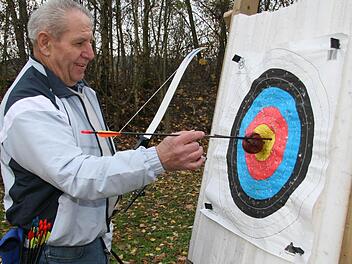 Der Vorsitzende der Schützengesellschaft Kulmbach-Ziegelhütten landete  den berühmten Apfel-Schuss ins Goldene.  Fotos: so