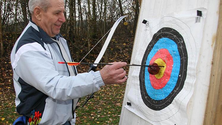 Der Vorsitzende der Schützengesellschaft Kulmbach-Ziegelhütten landete  den berühmten Apfel-Schuss ins Goldene.  Fotos: so
