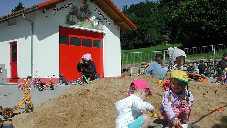 2009 waren die Kindergarten-Kinder während der Sanierung des Kindergartens im neuen Feuerwehrgerätehaus untergebracht.