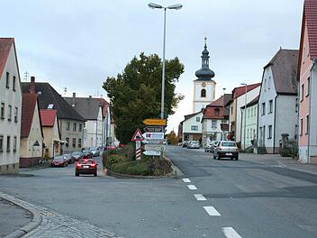 Der Ortskern von Wachenroth soll ein völlig neues Gesicht bekommen. Die beiden nebeneinander verlaufenden Straßen in der Ortsmitte soll es künftig nicht mehr geben. Einem entsprechenden Entwurf stimmte der Marktgemeinderat zu.  Foto: Evi Seeger
