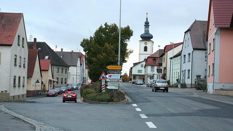 Der Ortskern von Wachenroth soll ein völlig neues Gesicht bekommen. Die beiden nebeneinander verlaufenden Straßen in der Ortsmitte soll es künftig nicht mehr geben. Einem entsprechenden Entwurf stimmte der Marktgemeinderat zu.  Foto: Evi Seeger