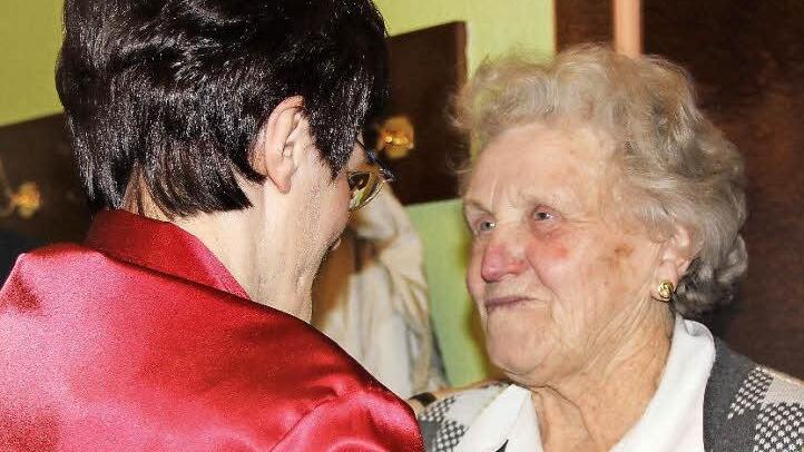 Annemarie Hess wird von Ortsvorsitzender Waltraud Reinhardt und Kreisvorstand Oskar Schmidt für 60-jährige Treue zur Arbeiterwohlfahrt ausgezeichnet. Fotos: Katharina Müller-Sanke