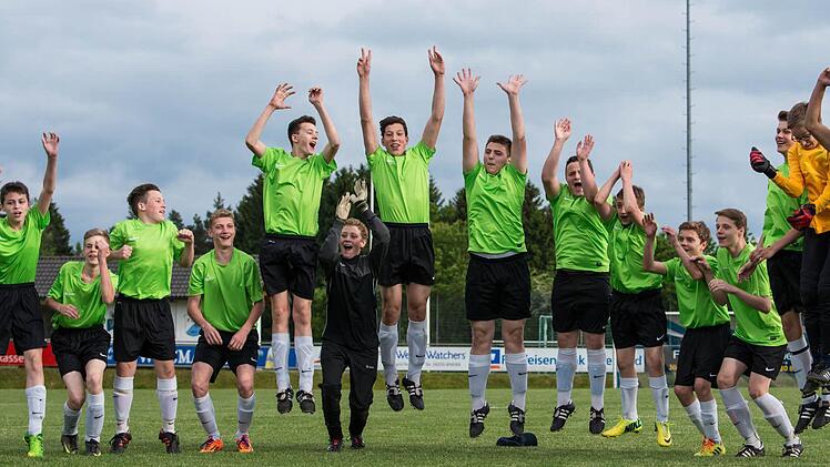 Freudensprünge der C-Junioren nach der Meisterschaft in der Kreisklasse. Fotos: Alexander Muck