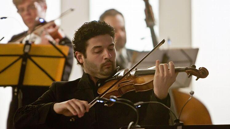 Attila Gergely beeindruckt als Solist auf der Geige beim Weihnachtskonzert mit dem Collegium musicum Coburg.Fotos: Jochen Berger