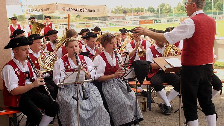 Das "Blasorchester Sand" umrahmte die Feier. Foto: Günther Geiling