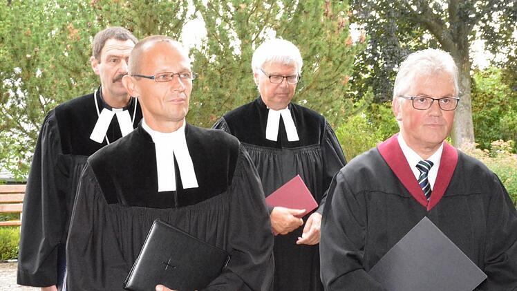 Dekan Jürgen Blechschmidt, Pfarrer Sieghart Sapper, Landesbischof Johannes Friedrich und Prädikant Helmut Endres ziehen in die Kirche ein (links).